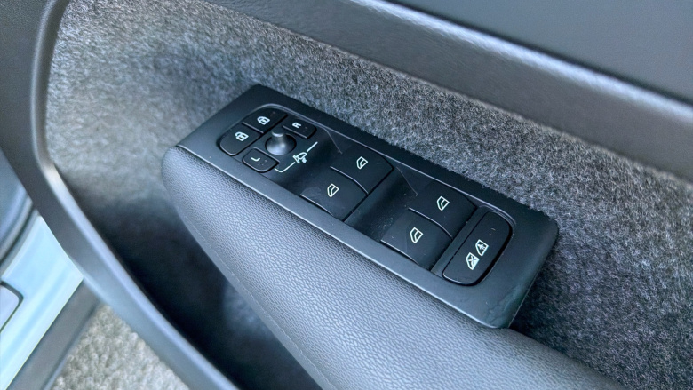 Volvo XC40 2.0 B3P Plus Dark 5dr Auto Petrol Estate